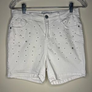 White shorts embroidered